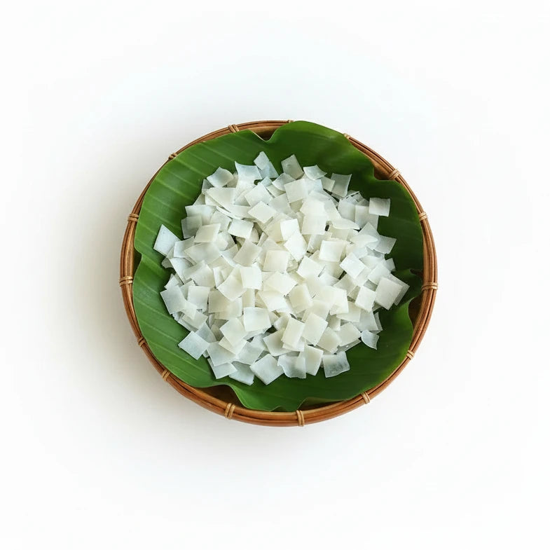 White rice vermicelli on a green leaf