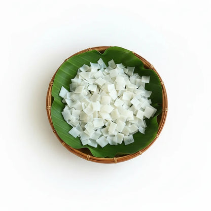 White rice vermicelli on a green leaf